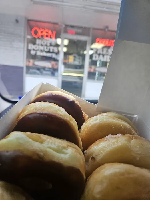 Hot Donuts & Bakery Picture 9