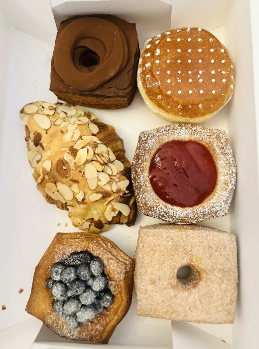 Cremcrittos Patisserie Picture 4