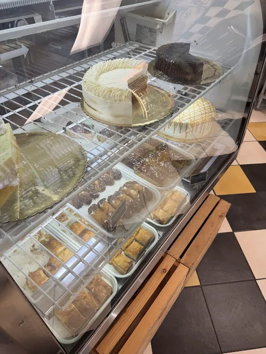 Ogi's European Bakery and Deli - Healthy Homemade Sandwiches, Cakes, Meals Picture 4