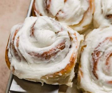 How to Make the Perfect Cinnamon Roll Wreath for Holidays | Delicious Holiday Treat