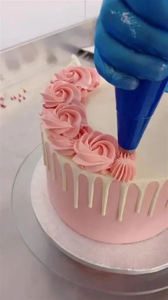 How to Decorate a Cake Like a Pro with Simple Bakery Techniques