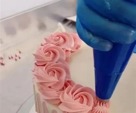 How to Decorate a Cake Like a Pro with Simple Bakery Techniques