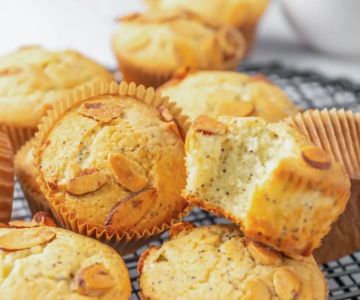 How to Make Bakery-Style Poppy Seed Muffins: A Simple and Delicious Recipe