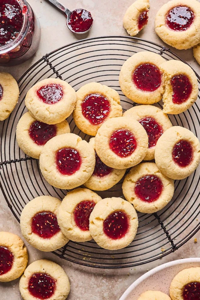 How to Make Bakery-Style Raspberry Jam Cookies: A Simple and Delicious Recipe