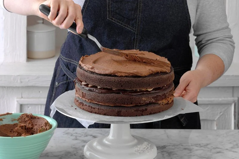 How to Decorate a Cake Like a Pro Using Simple Bakery Techniques