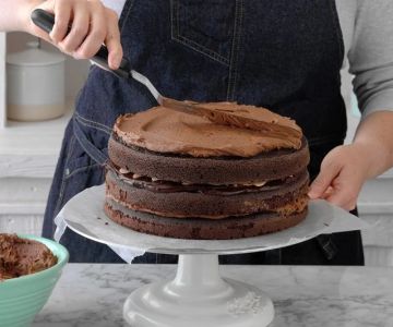 How to Decorate a Cake Like a Pro Using Simple Bakery Techniques