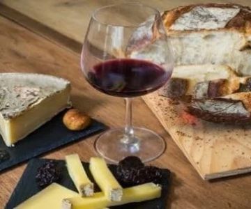 Best Bakery Breads to Pair with Wine and Cheese for Perfect Flavor Harmony