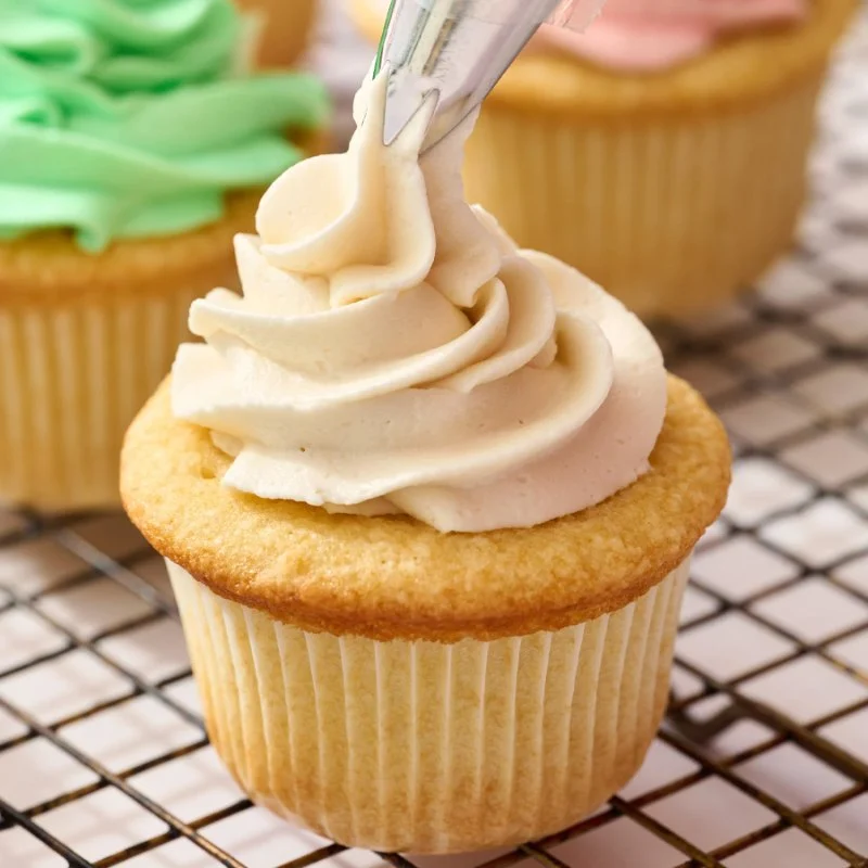 Step-by-Step Guide to Bakery-Style Buttercream Frosting for Cakes and Cupcakes