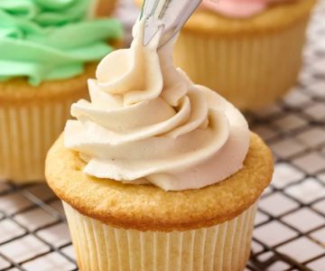 Step-by-Step Guide to Bakery-Style Buttercream Frosting for Cakes and Cupcakes