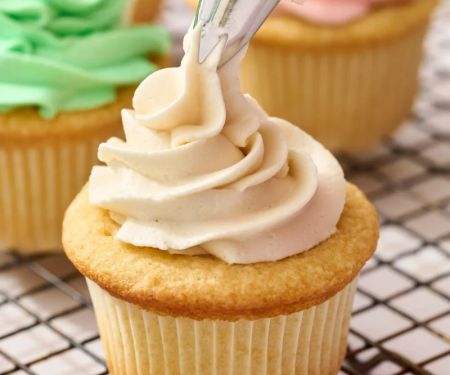 Step-by-Step Guide to Bakery-Style Buttercream Frosting for Cakes and Cupcakes