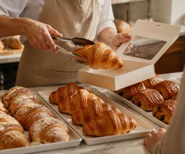 Bakery Croissant Guide: Layers, Fillings, and Reheating